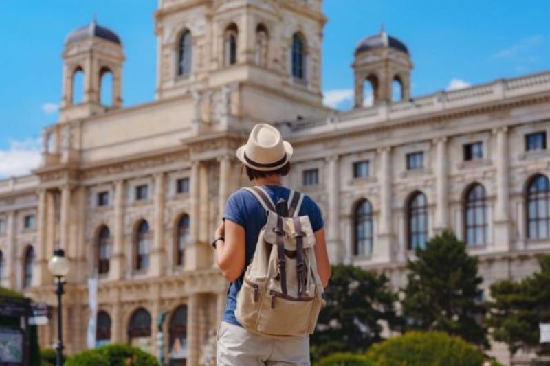 young person abroad in a sunny day looking at architecture